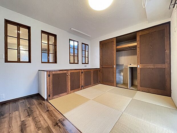 【和室】約6帖。琉球畳と呼ばれる縁がない畳で、すっきりとおしゃれに仕上がります♪