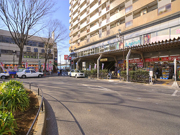 駅前から五香駅あたりまで続く「さくら通り」は日本の道百選に、「けやき通り」は新・日本街路樹百景に選ばれています。桜の季節だけでなく、四季折々の移り変わりを毎日楽しみながらご利用いただける自然豊かな駅。