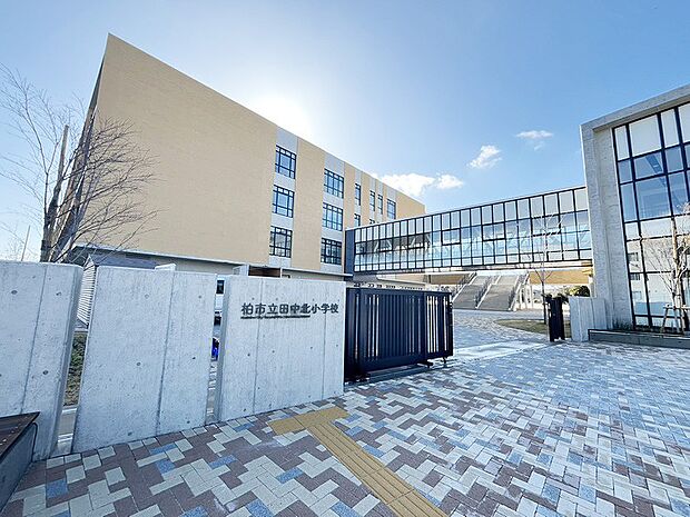 柏市大青田1536−1の校舎より，船戸1−7−1の新校舎へ移転開校。