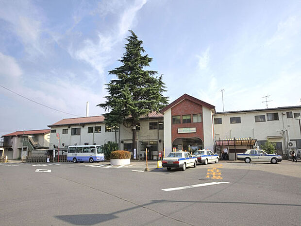 野田市駅に停車する列車は、急行と普通の2種類です。駅に隣接するキッコーマンの醤油工場からかつて貨物輸送が行われていたため、その当時の名残として駅の構内が広いのがこの駅の特徴です。