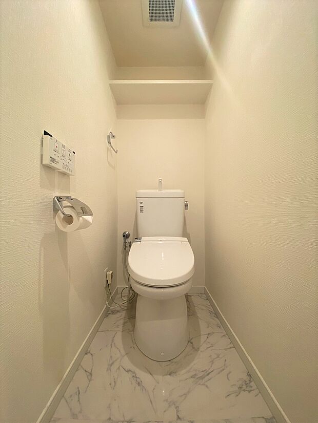 （トイレ）清潔感溢れる空間です。上部に収納もついておりますので、とても便利です。（2023年10月撮影）