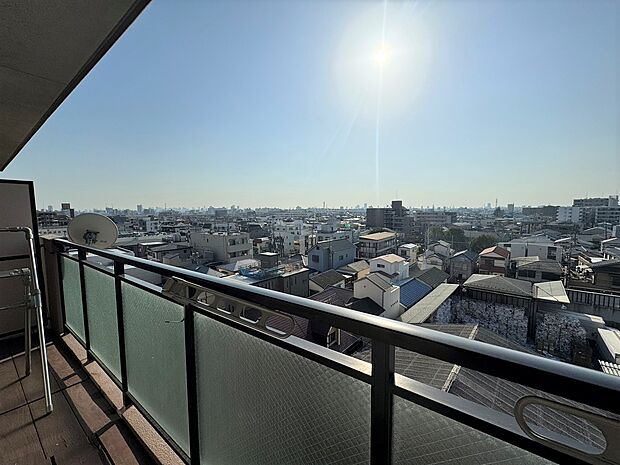 （住戸からの眺望）上層階（7階）につき、気持ちの良い眺望が広がります。お天気の良い日には青空を近くに感じられます。（2024年03月撮影）