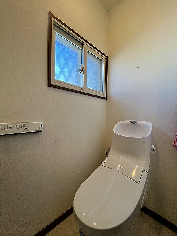 （1階トイレ）衛生面に配慮し小窓を設け、自然換気もできます。（2024年05月撮影）