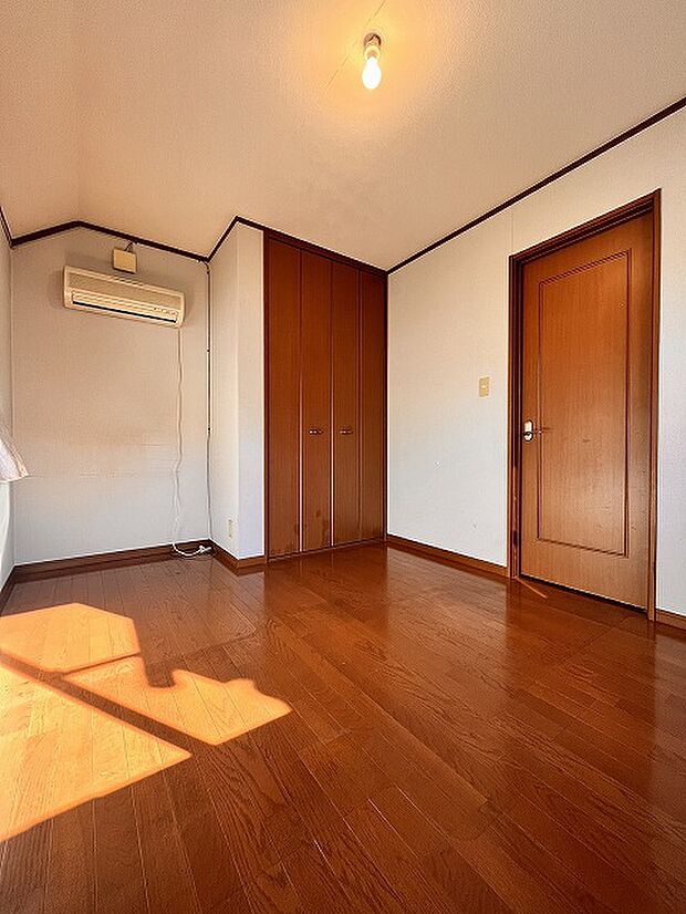 【2階北側洋室約5.4畳】出窓付きの洋室はお部屋をより開放的に感じられます。