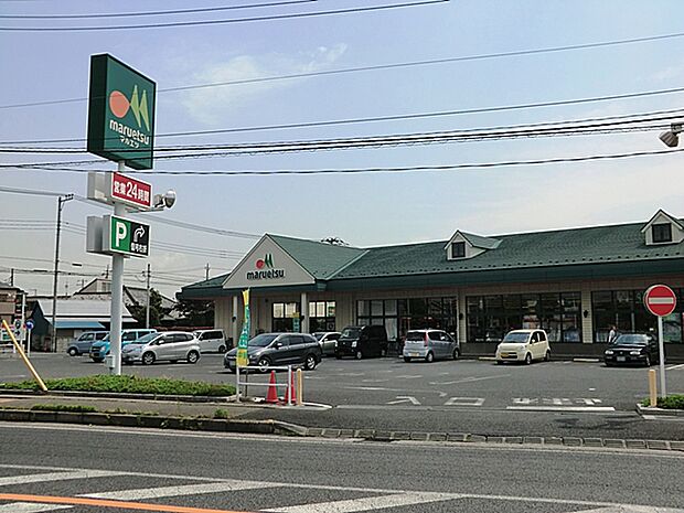 マルエツ草加八幡店。毎日楽しく便利にお買物をしていただける生鮮食品を中心としたスーパーマーケット。食料品の他、日用雑貨など、幅広く品揃えしています。