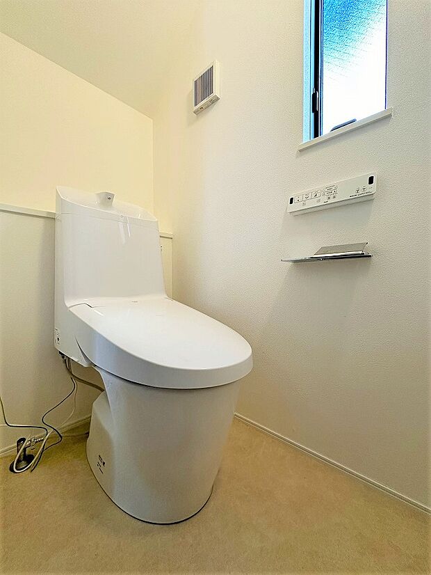 ■一体型トイレは全体的に凹凸が少なく、お掃除ラクラク♪スッキリとした印象を与えます
