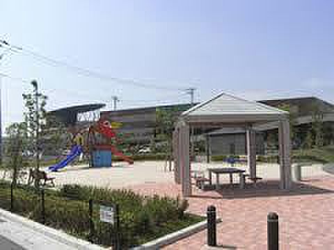 レイクタウンスポーツ公園（350ｍ）少年野球の練習にも利用できる多目的広場を併設する公園で、中に入ると水鳥をモチーフにした愛らしい複合遊具がお出迎えしてくれます。