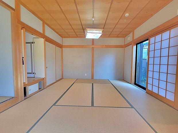 仏間、床の間のある8帖の和室です。