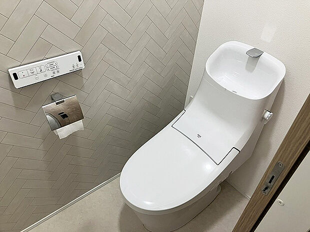 【1階トイレ】トイレには快適な温水洗浄便座付。2階にも設置されていますので忙しい朝も安心です
