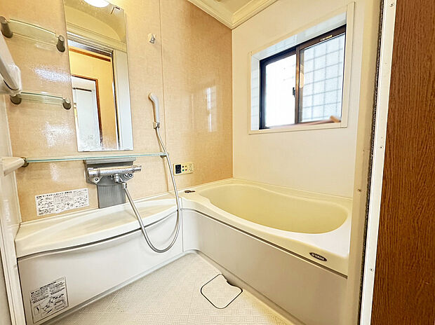 【浴室】窓のあるバスルームは自然の風を取り入れて、しっかり換気ができます。湿気がこもりやすい浴室のカビ予防になります