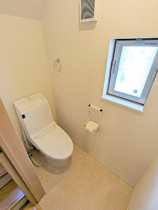 【1Fトイレ】清潔感があり、温水洗浄便座付のトイレ。壁付リモコンで操作もラクラク！