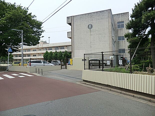 飯山満小学校　徒歩5分お子様を身近に感じられる距離の小学校。小さなお子様も負担なく通える近さが嬉しいですね♪