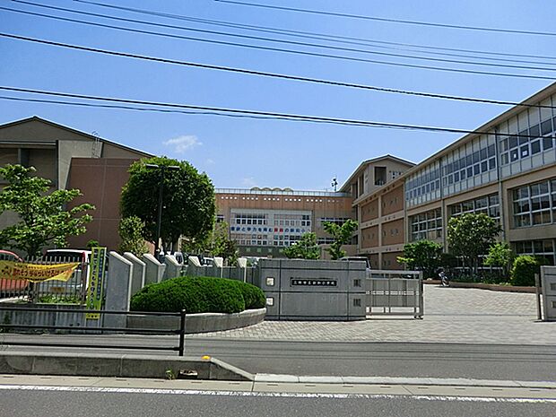 三郷市立新和小学校　730ｍ徒歩約10分でお子様の登下校も安心です。　