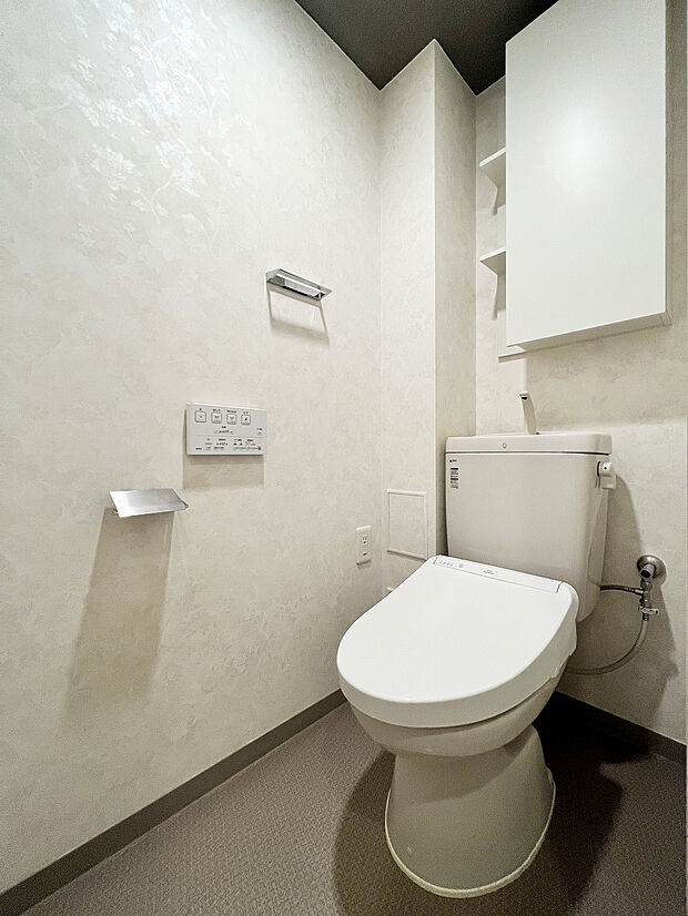 トイレ　温水洗浄機能・収納付き（2024年5月）撮影
