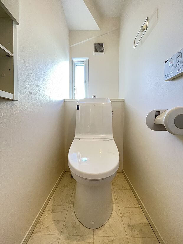 【トイレ】小窓付で換気も出来て明るさもあります。シャワートイレ機能、手洗い付き。