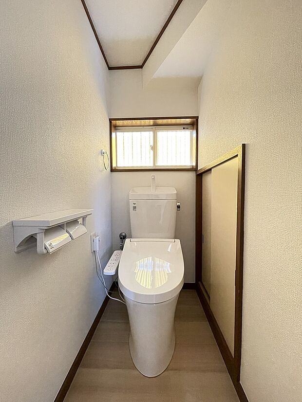 【トイレ】階段下を利用した1階トイレは温水洗浄便座です