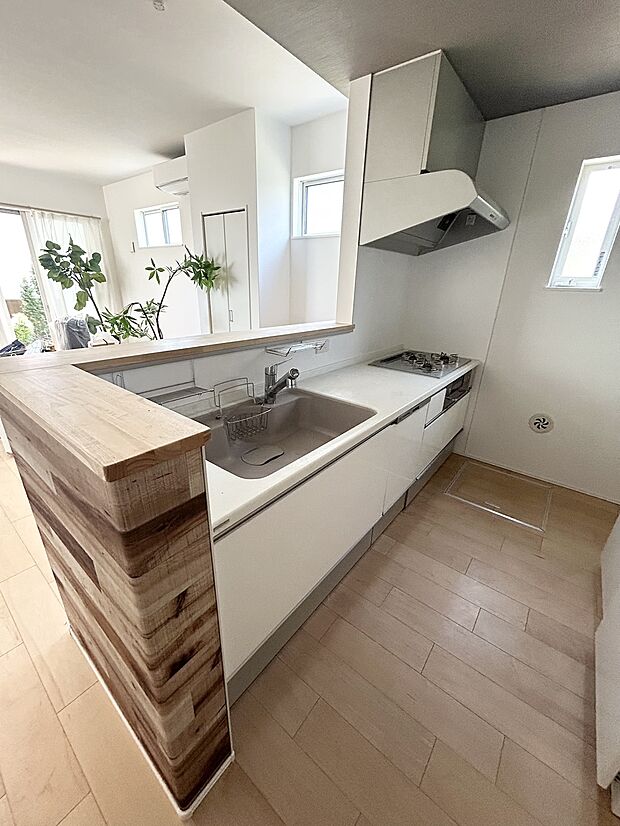 【キッチン】天井高2.7mの開放的なリビングを望みながら調理のできる対面キッチン！白を基調としたキッチンは清潔感があります