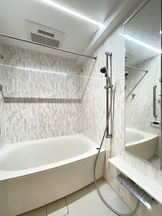 【浴室】一日の疲れを癒すリフレッシュ空間。換気乾燥機付きバスルームは雨天時には洗濯乾燥室として使用できます