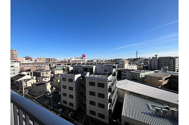 【バルコニーからの眺望】7階のお部屋なので開放感があり、前面に視界を遮る高い建物はございません。天気の良い日には気持ちの良い青空を楽しめそうです。(2023年12月撮影)