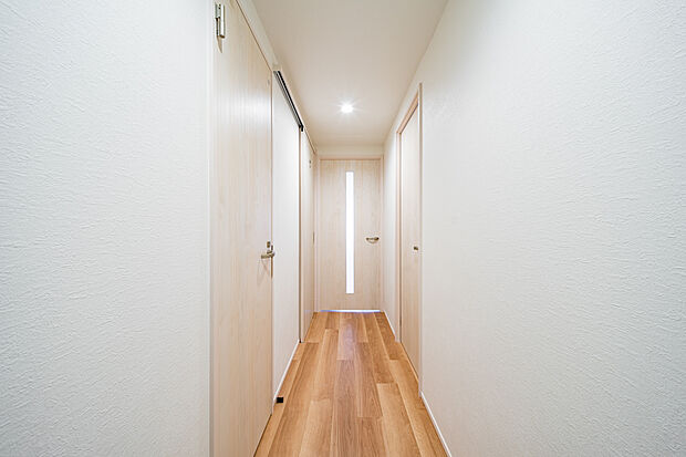 【廊下】LDKへ繋がる廊下です。北西側の洋室はLDKと廊下の2方向から出入り可能で、プライベートな時間も大切にお過ごしいただけます。(2024年3月撮影)