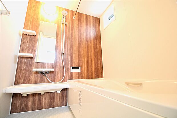 【浴室】いつでも清潔に保てるお手入れの簡単さと、保温浴槽や節水シャワーなどエコにも配慮された高機能なバスルーム。木目のパネルがリラックス下空間を演出しています。
