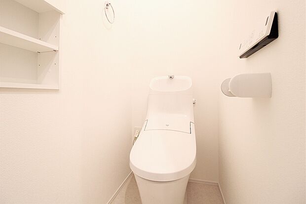 【トイレ】デザイン性、清掃性に優れたシャワートイレ一体型便器。水をムダなく賢く節約する節水トイレです。収納スペース付きですっきりとした空間を保てます。