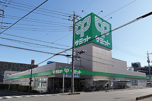 総菜、酒、焼き立てパン等を扱う食品スーパーマーケット、日用品や医薬品などを扱うドラッグストアです。営業時間は9:00〜22:00、120台分の駐車場があります。