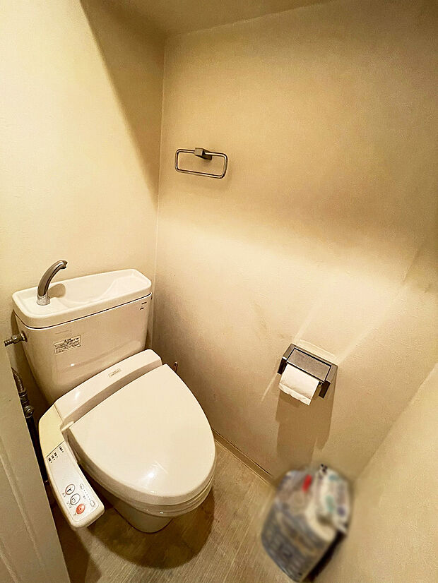 温水洗浄便座付きのトイレ。