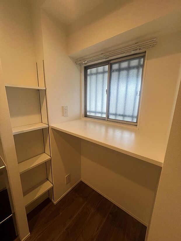 キッチン横のスペースをカウンターと可動棚に活用。