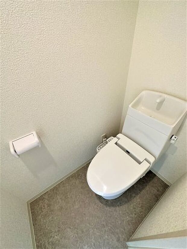 落ち着いた色調のトイレです：リフォーム完了しました♪平日も内覧出来ます♪吉川新築ナビで検索♪