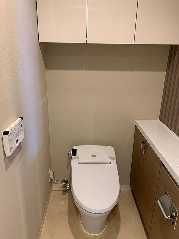 トイレの上部には収納スペースがあるので、トイレットペーパー、掃除用具も収納できますね♪