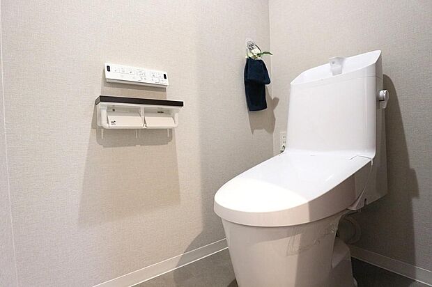 温水洗浄便座新調済　　　　　白を基調としたシンプルなトイレです♪