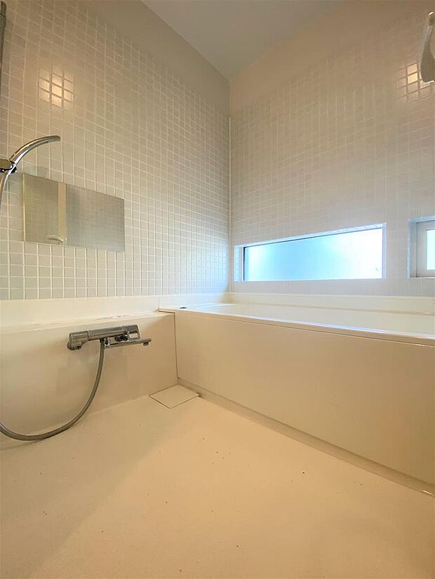 1階浴室は広々とした清潔感のある内装です！