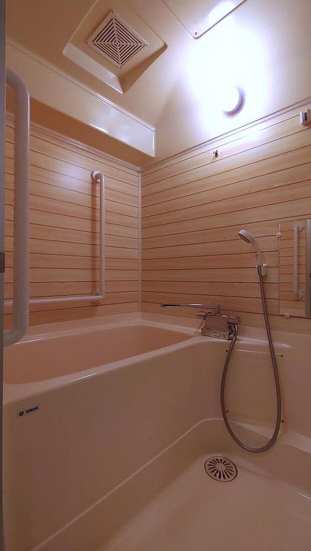 木調のナチュラルな雰囲気の浴室で1日の疲れをリフレッシュ！