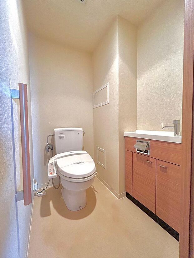 広めのトイレでゆとりがあり落ち着く空間になっています！