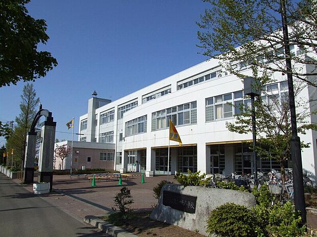 札幌市立美しが丘小学校まで徒歩10分！