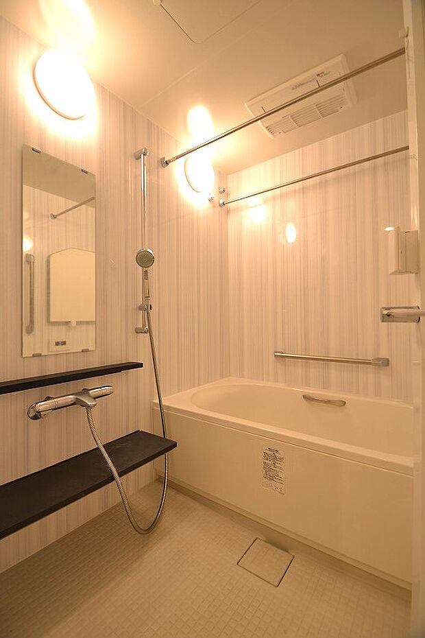 浴室乾燥機や浴室暖房・追い焚き機能完備！
