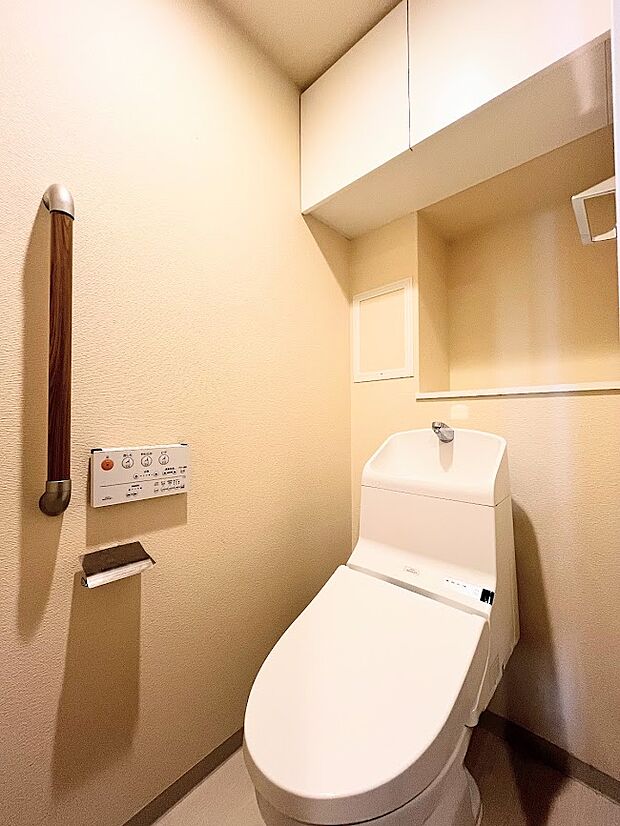 トイレ／温水洗浄機能付き、吊戸棚収納あり