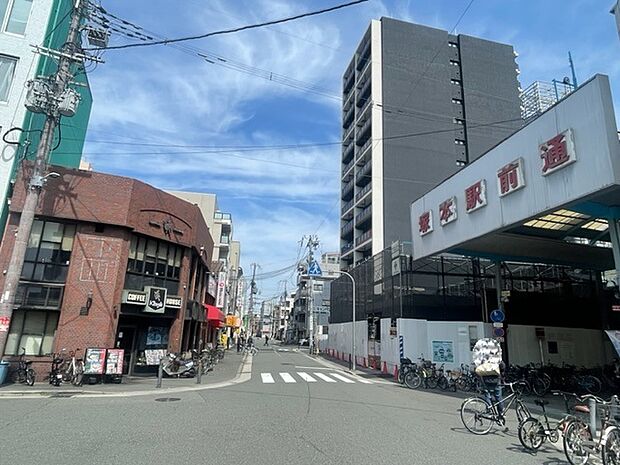 塚本駅前は商業施設、飲食店が充実しています。
