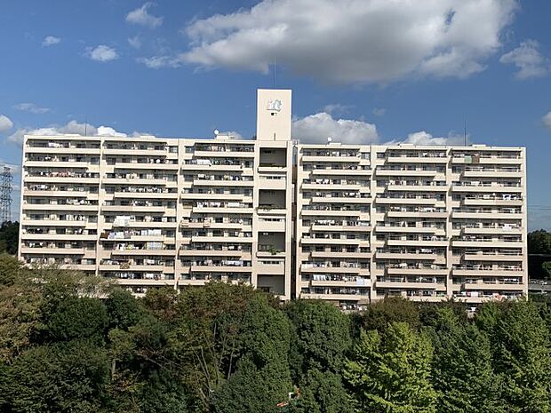 2-19棟外観です。　こちらの管理組合はマンション管理計画認定制度において　横浜市から認定を受けました。管理体制も良好で安心ですね。