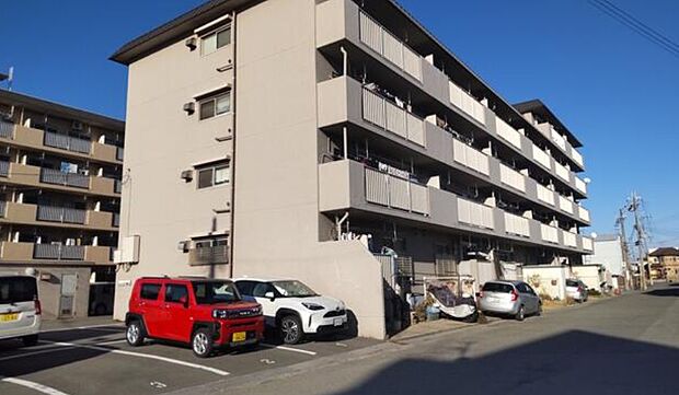 昭和56年築、5階建てマンションの3階部分のお部屋です。