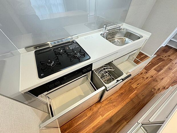 システムキッチン　カウンターは下部に収納あり！便利で使いやすいキッチンスペースです　食洗器付です