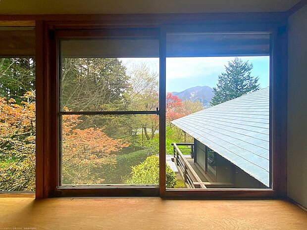 2階窓からは敷地内に咲く桜や箱根外輪山を望みます。