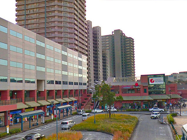 オルトヨコハマまで1534m、新子安駅前にあるオフィスビルです。1・2階にはスーパー・ドラッグストア・飲食店などが揃っています。