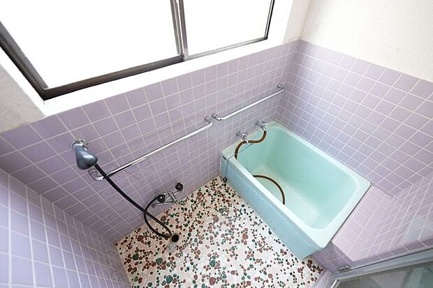 パープルの壁がおしゃれな浴室♪