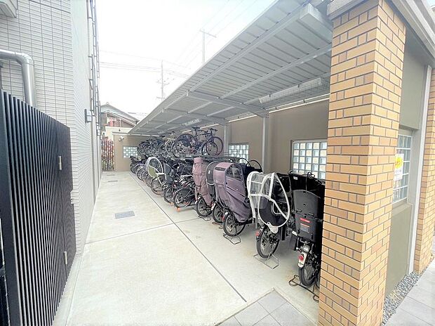 屋根付きのサイクルポート、各戸2台分の自転車が収納可能
