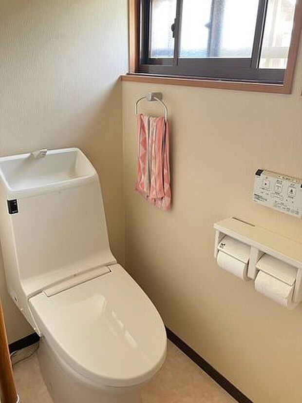 清潔感溢れる白を採用したトイレ♪温水洗浄便座機能搭載で、365日快適にご使用いただける空間です。