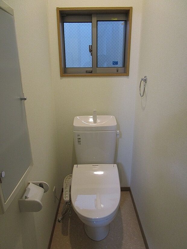 ２階のトイレ：温水洗浄便座付きのトイレです。収納ラックも付いています。大変キレイなトイレです。