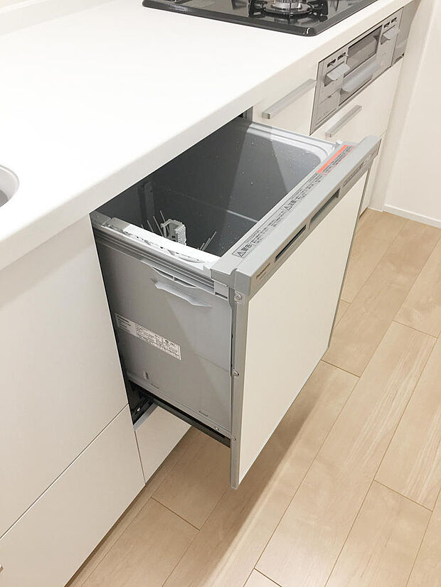 キッチンには便利な食器洗浄乾燥機を装備しています。