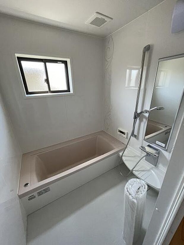 ゆったりと入れる浴室窓もあり通気性良好！！